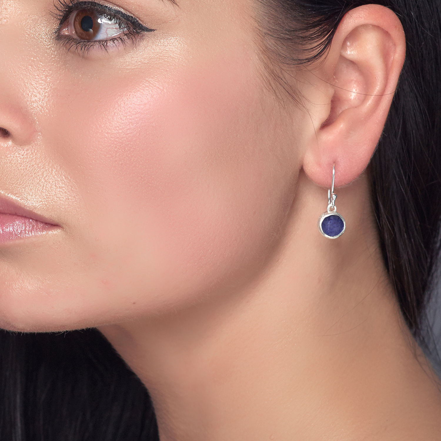 tanzanite-gemstone-earrings-ea047-model