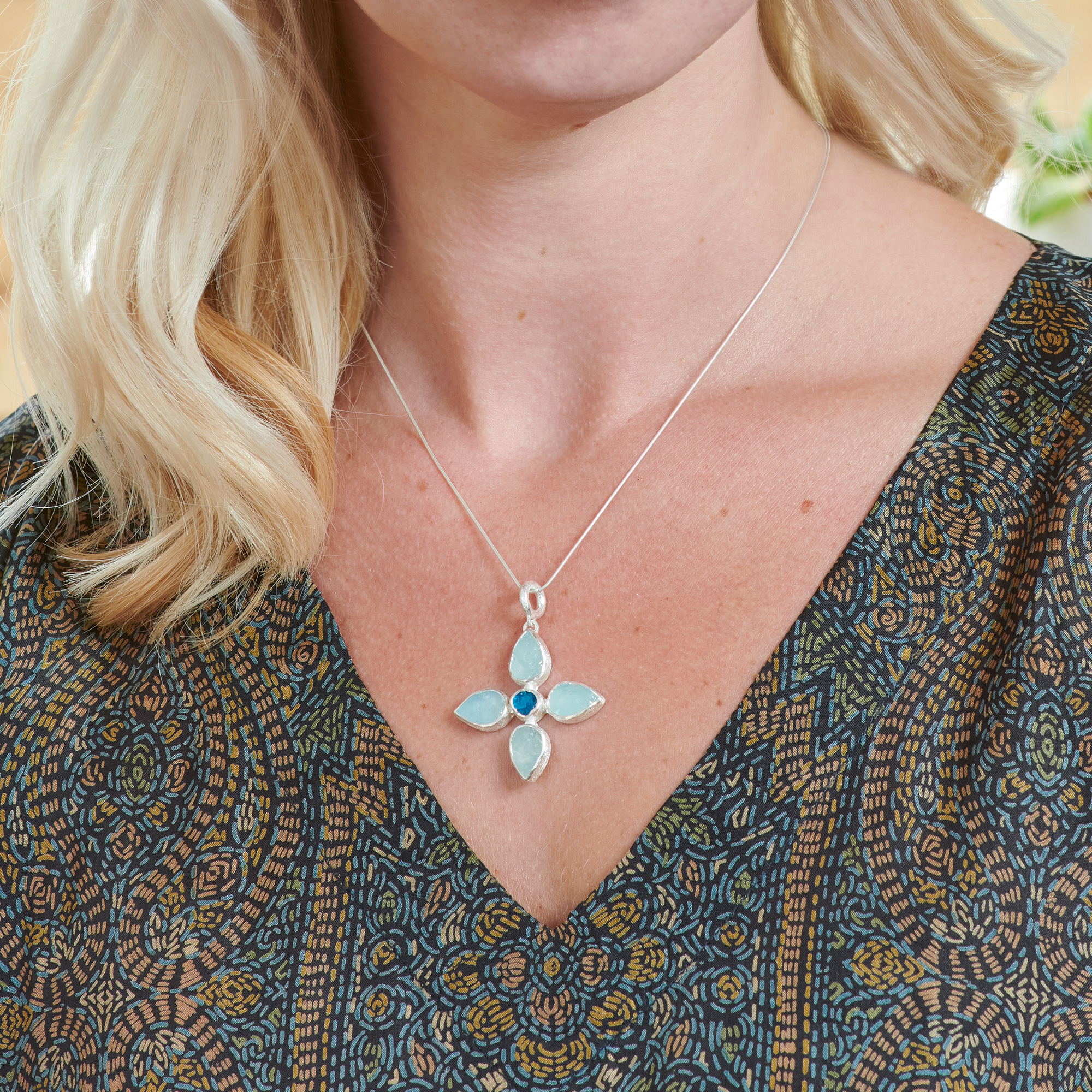 aquamarine-apatite-gemstone-flower-pendant-pe115-model