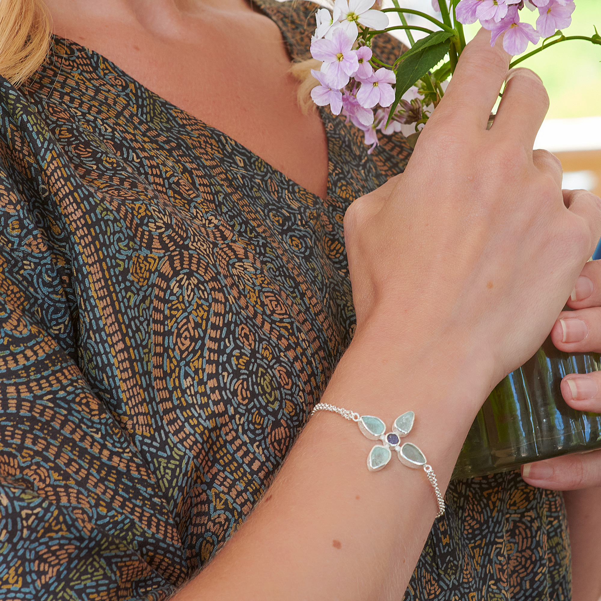 tanzanite-aquamarine-gemstone-flower-bracelet-br079-model